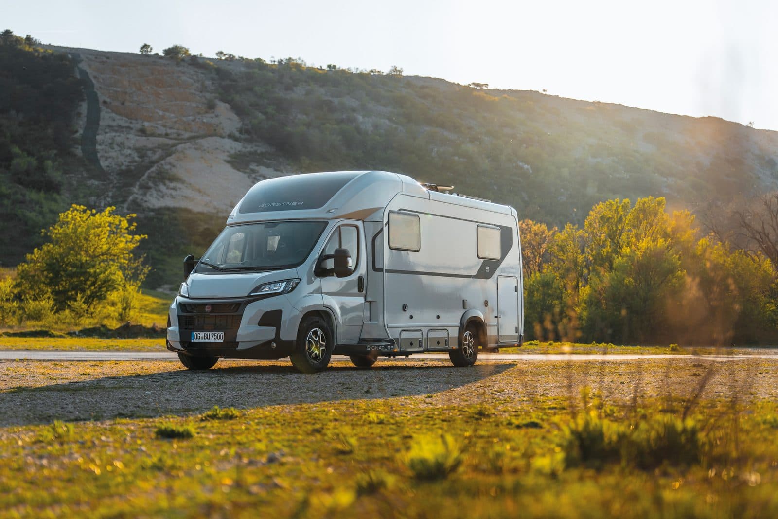 Camping-car profilé Bürstner Signature au soleil couchant