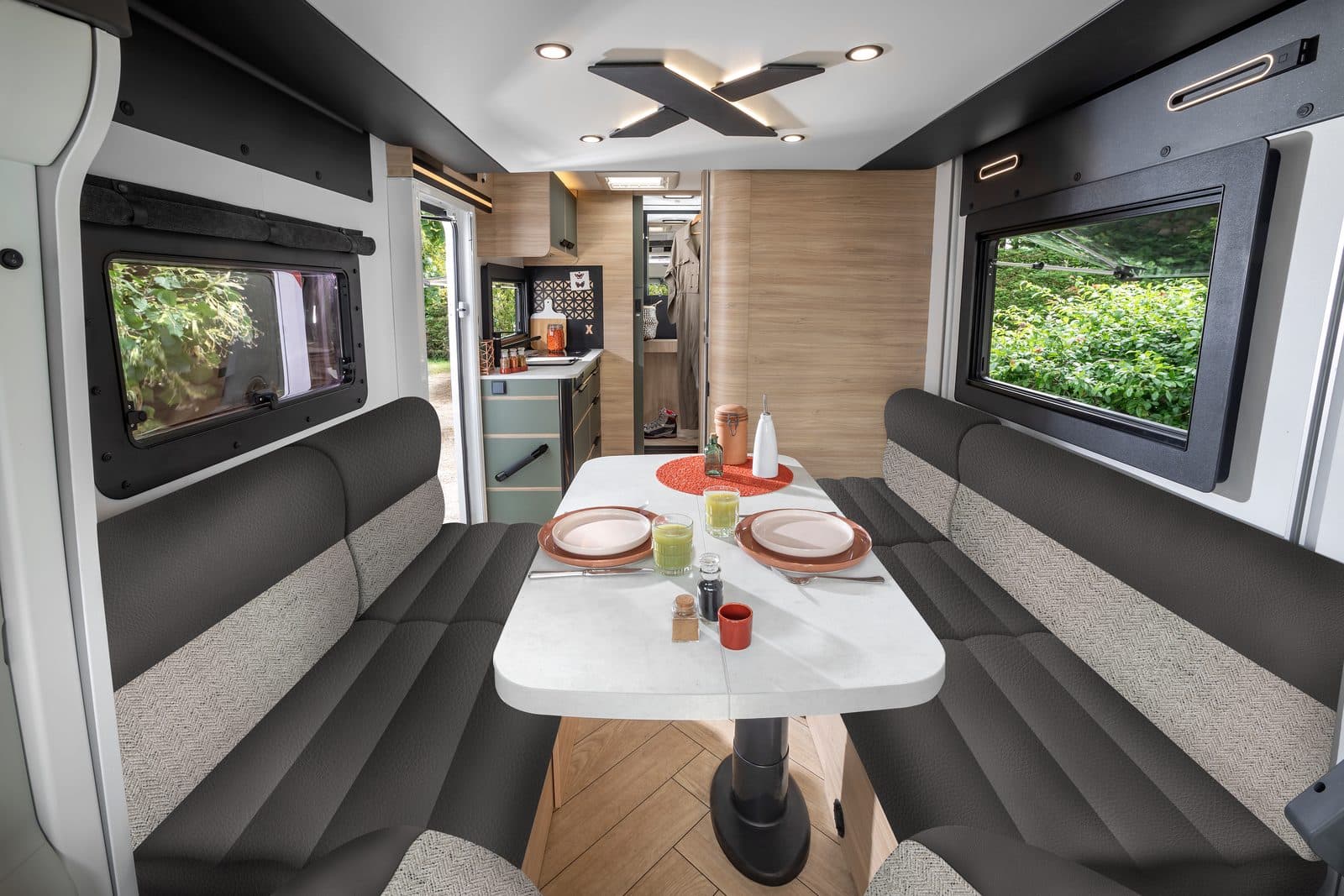 Salon face-à-face du Chausson X650, camping-car étroit de 2,10 m