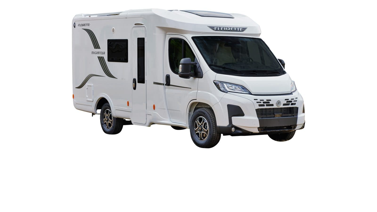 Camping-car profilé Fleurette Migrateur 60 LG blanc, vue trois-quarts avant : cabine Fiat Ducato, casquette arrondie, porte cellule et décor gris Migrateur sur le flanc