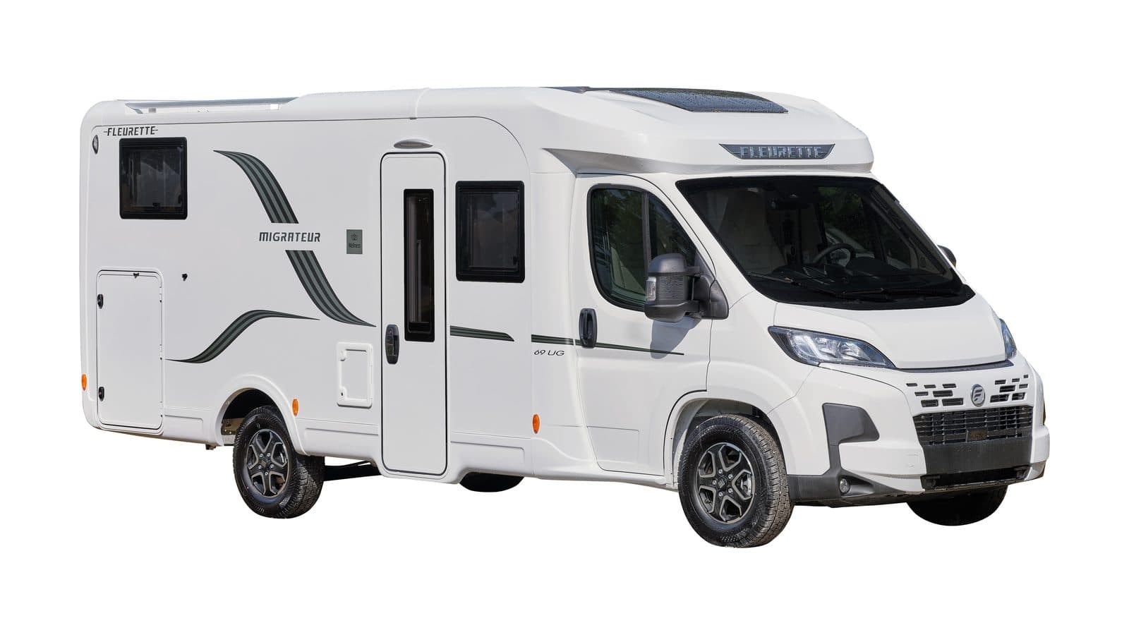 Fleurette Migrateur 69 LJG vu de trois-quarts avant : profilé blanc sur Fiat Ducato, porte cellule centrale, petite trappe de soute à l’arrière et décor gris sur le flanc