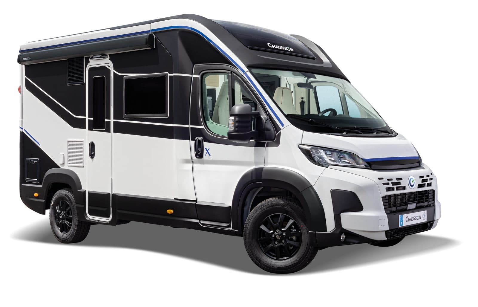 Chausson X550 vu de trois-quarts avant sur fond blanc : silhouette étroite et basse de la gamme X, cabine Fiat Ducato blanche, cellule bicolore noir et blanc à casquette réduite