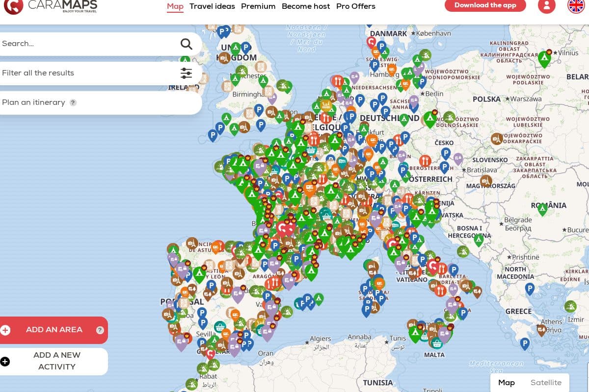 Carte web de CaraMaps couvrant l’Europe, couverte de marqueurs de couleur pour les aires, campings et services, avec barre de recherche et filtres