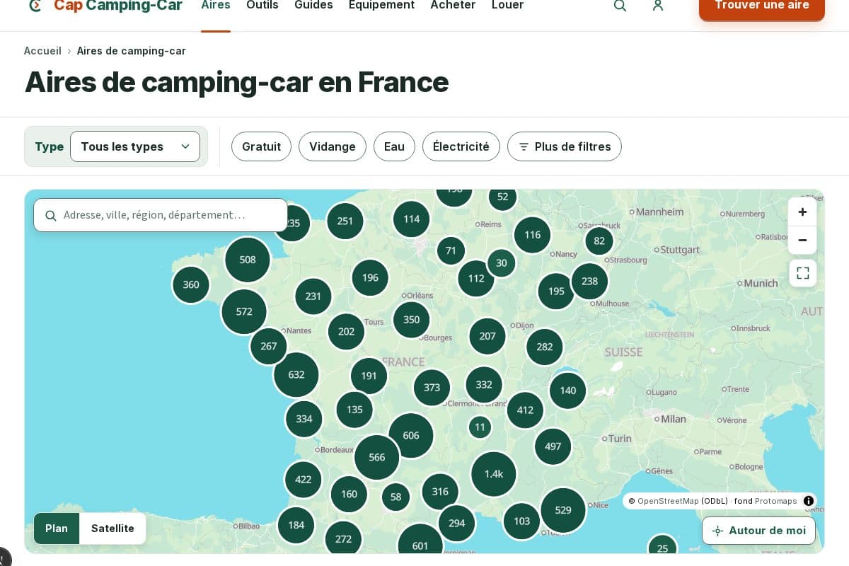 Notre carte des aires de camping-car en France : une carte couverte de pastilles de regroupement chiffrées, avec filtres Type, Gratuit, Vidange, Eau, Électricité et bascule Plan / Satellite