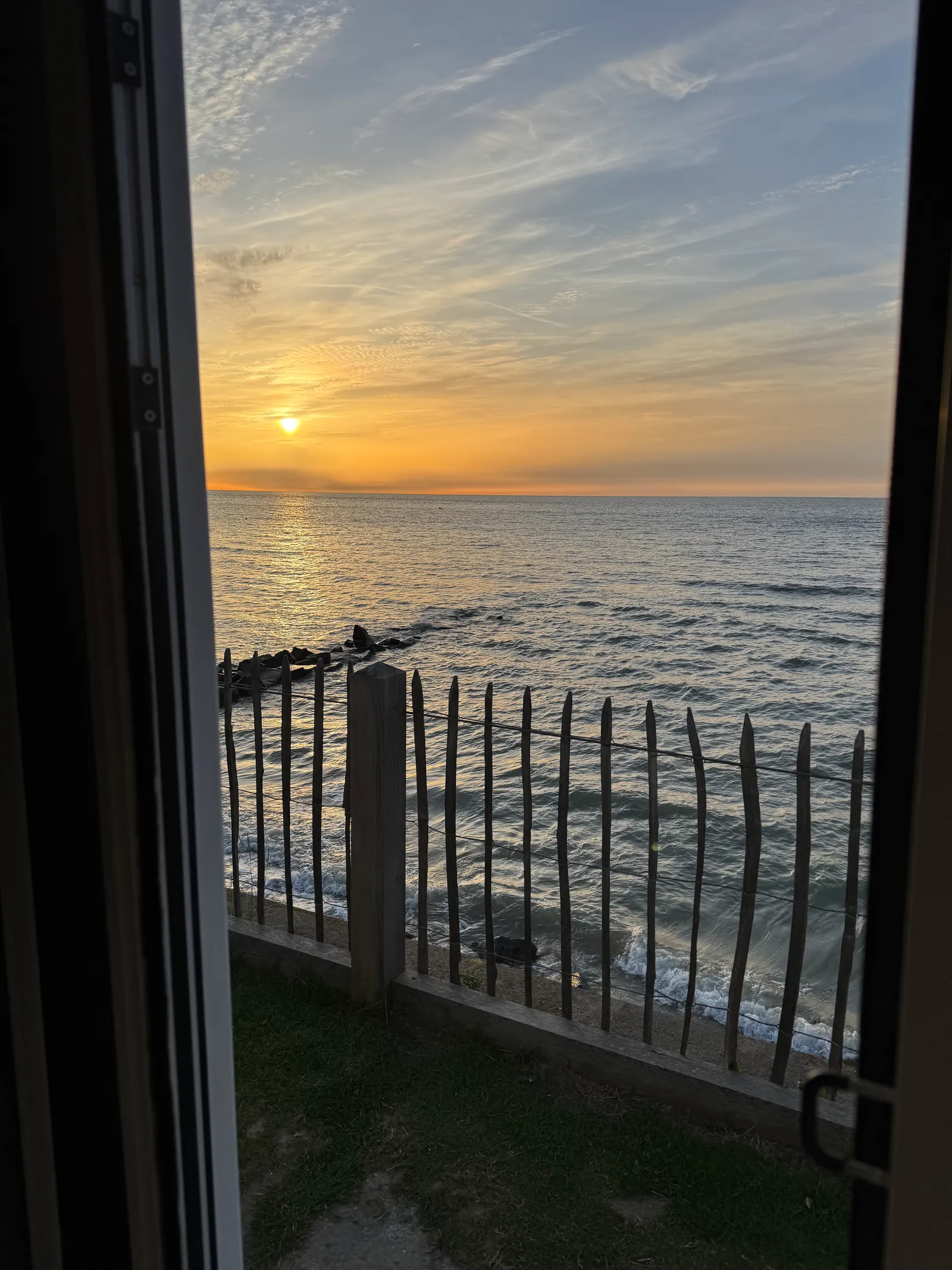1/ Vue de mon camping car, 2/ camping vu de la plage